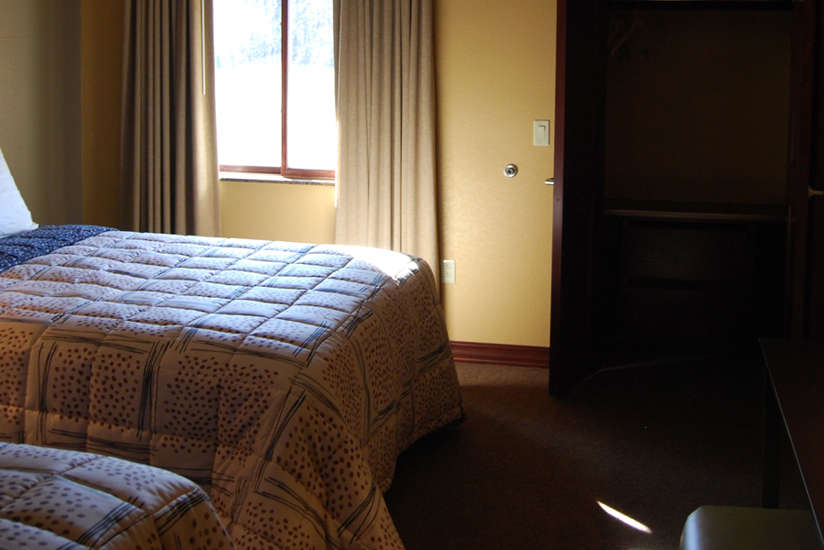 Bedroom with two beds in the Nyumba Villa's