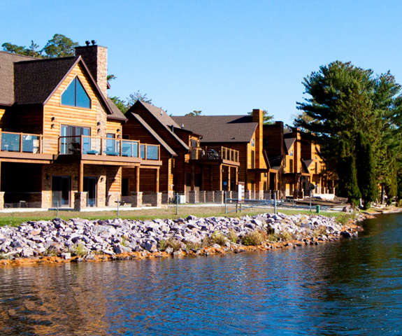 Lake Delton Waterfront Villas in the summer