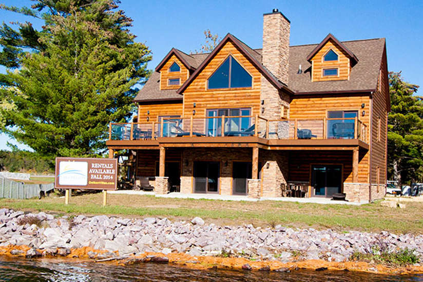 Waterfront retreat log cabin next to the lake