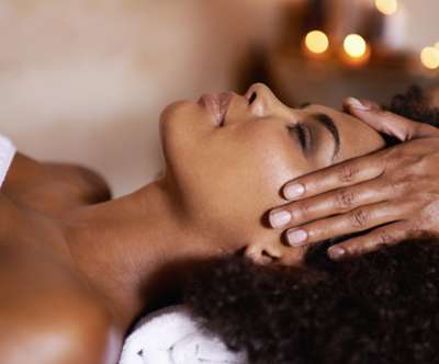 Women receiving a massage on her head near the temples pressure points