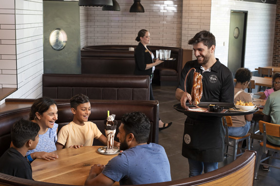 BLUX Server delivering food to table